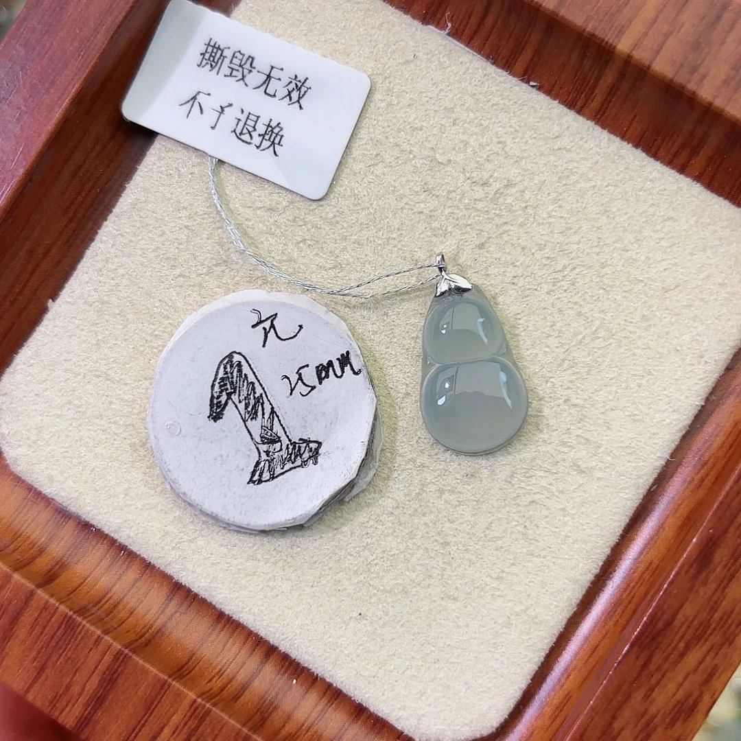 悠***得翡翠18K金镶嵌颈饰葫芦