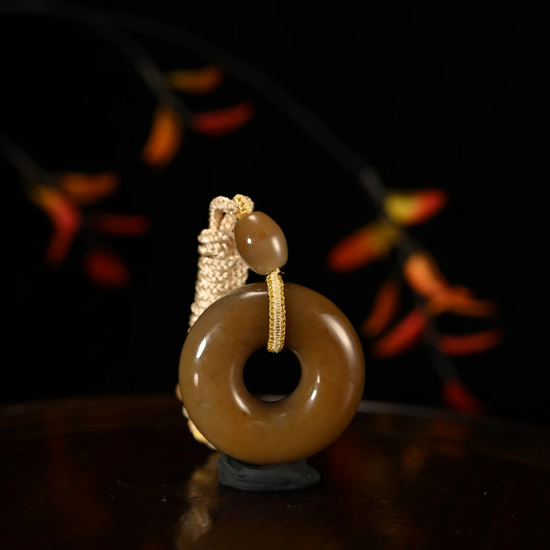 LOT8835 2512190015和田玉且末糖平安扣挂件/保利