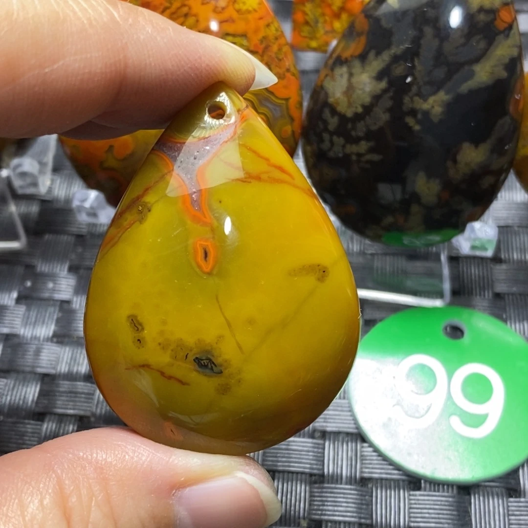 未镶嵌颈饰玛瑙/玉髓宝*