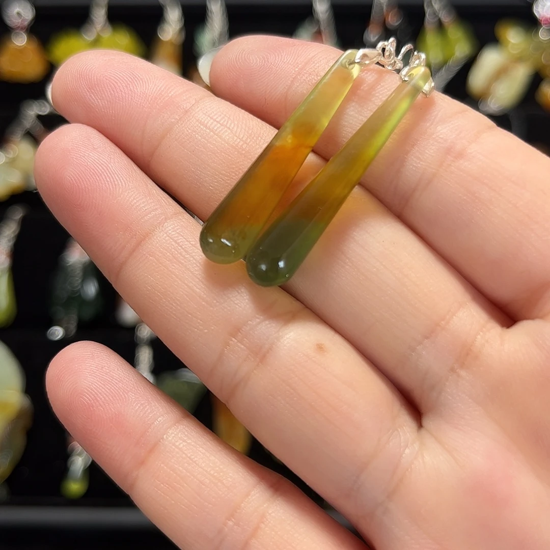 薇****蛇纹石玉未镶嵌颈饰