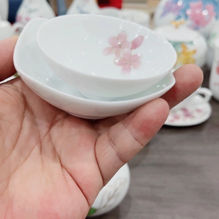 用***6釉下五彩的瓷器和瓷器