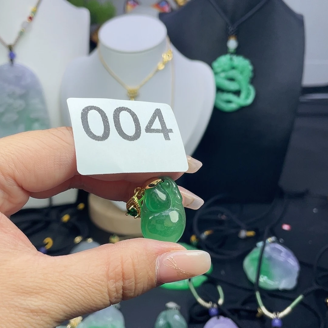 翡翠未镶嵌吊坠(赠链)