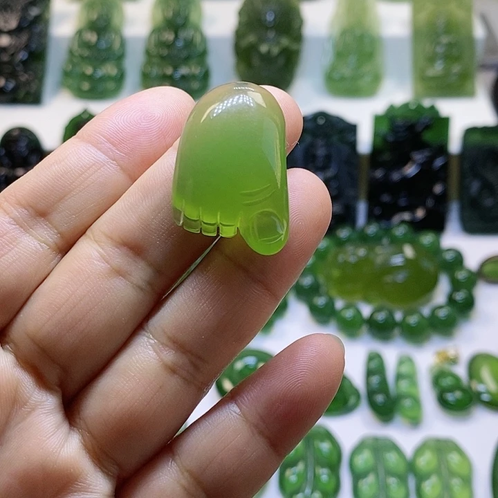 蛇纹石玉颈饰未镶嵌