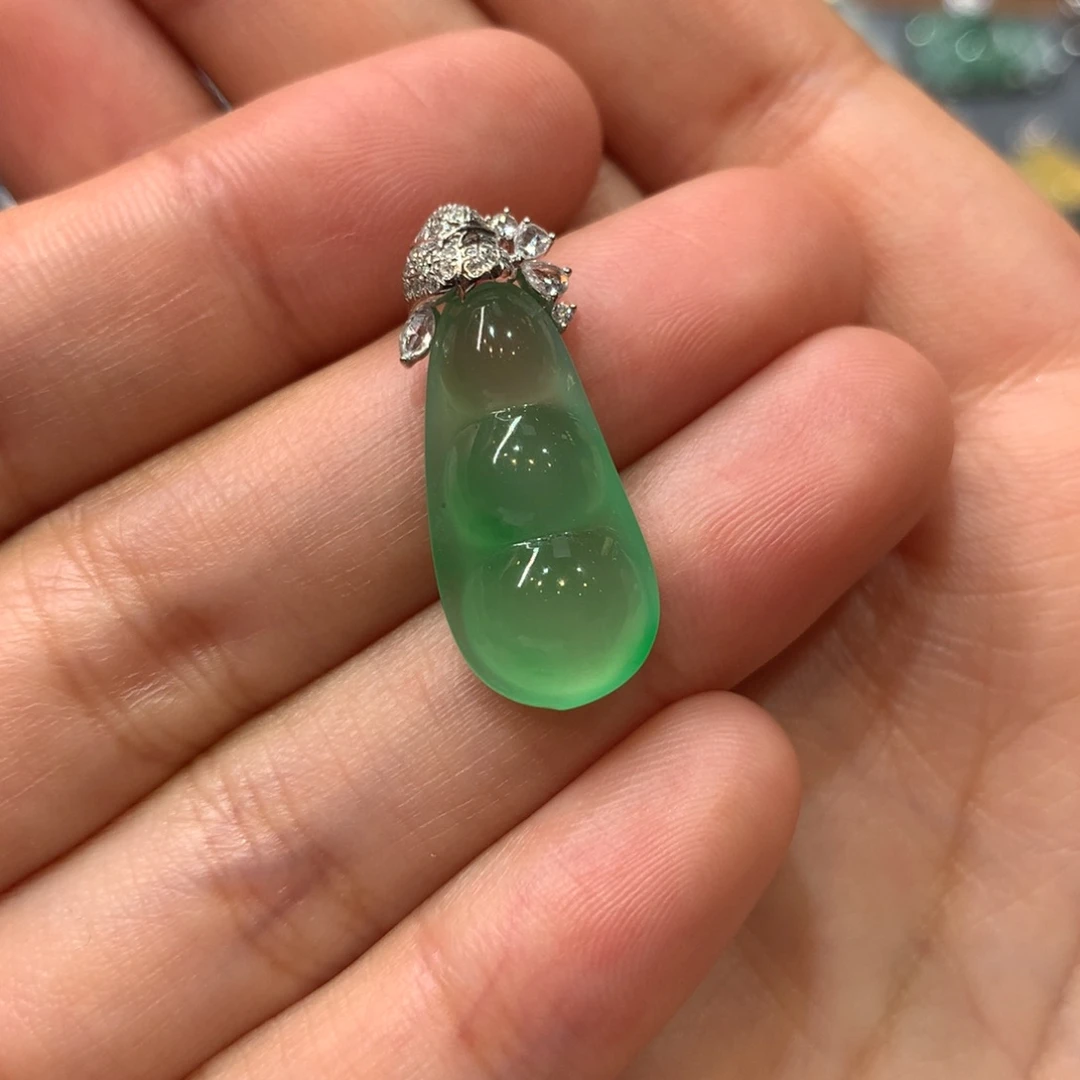 翡翠颈饰18K金镶嵌吊坠