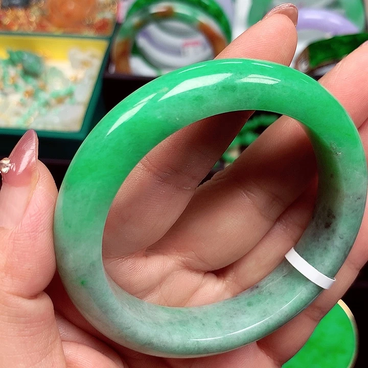 翡翠手镯未镶嵌翡翠
