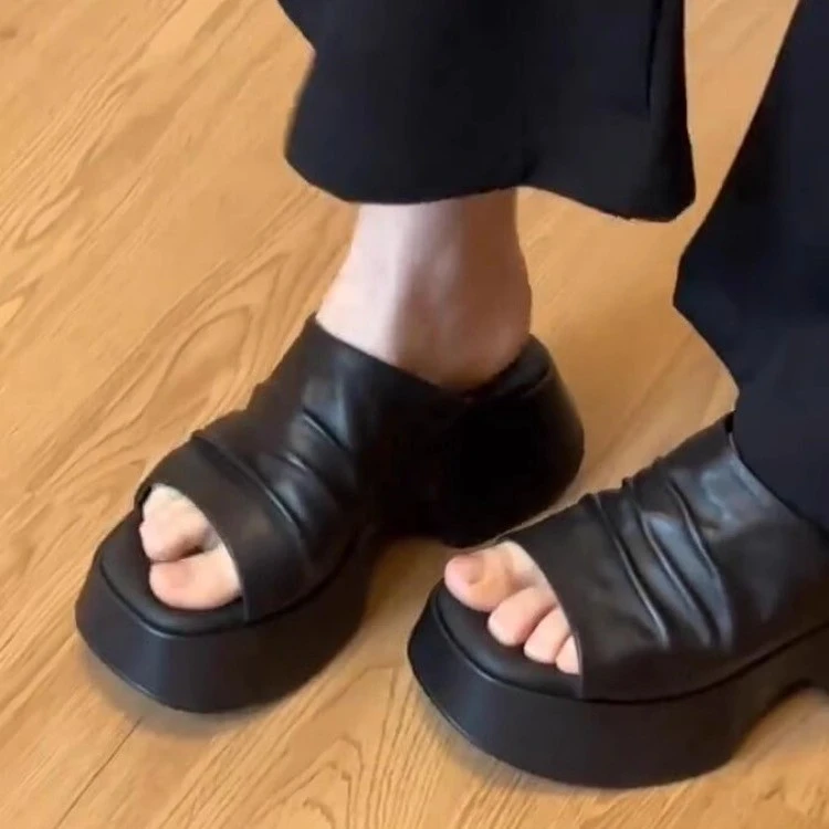 高级感~小个子方头褶皱厚底露趾凉拖女夏黑色正品一字软底松糕鞋