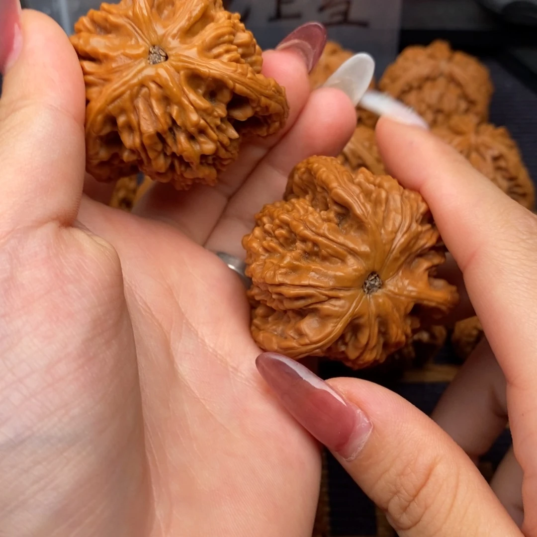 埪***文玩核桃吊坠白狮子