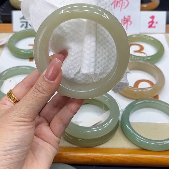 未镶嵌手镯石英质玉果*
