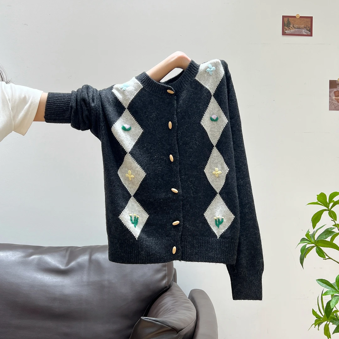 学院风菱格刺绣小花加厚毛衣外套女2025年秋冬慵懒松弛感针织开衫
