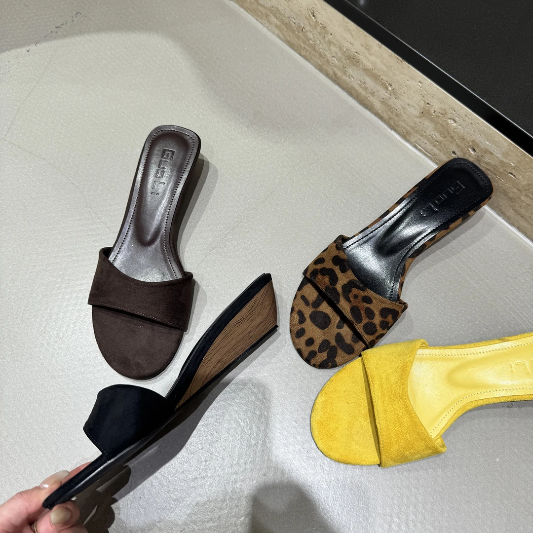 2025夏季新款圆头露趾一字带凉拖鞋女外穿气质法式小坡跟豹纹拖鞋