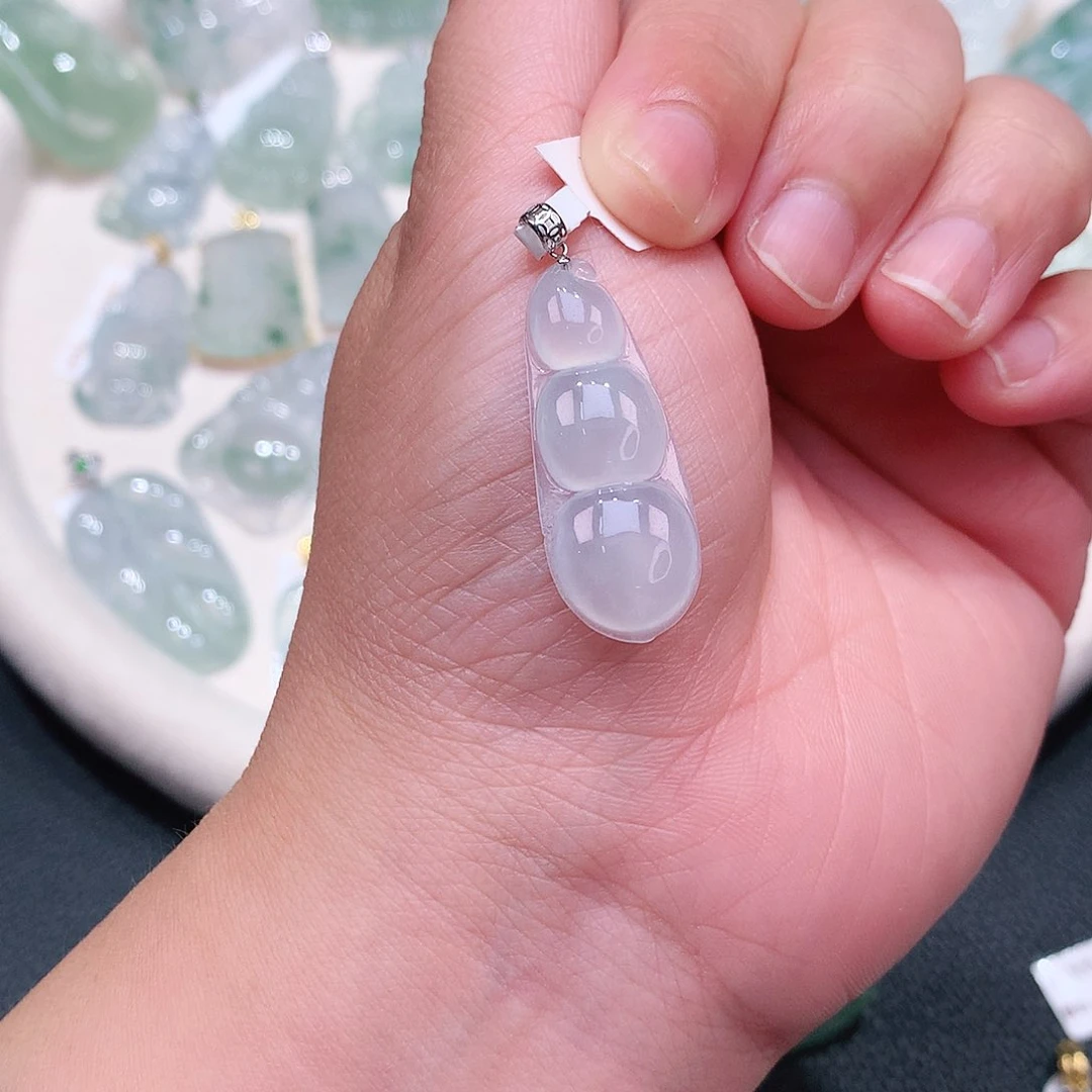 翡翠18K金镶嵌颈饰冰豆子