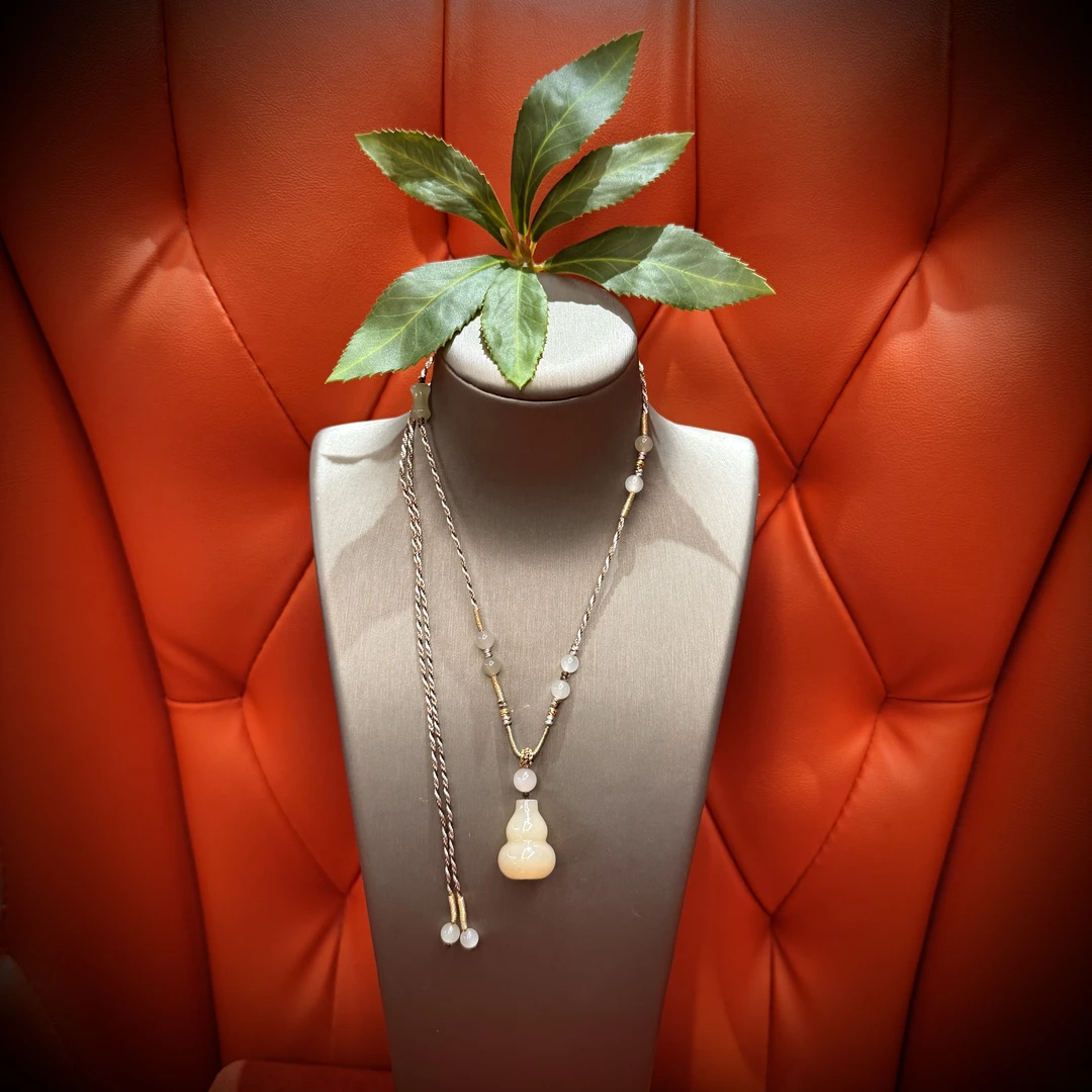 壹屿珠宝 022127    和田玉典藏葫芦颈饰