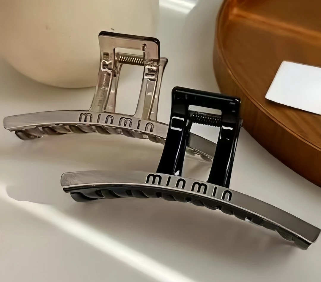 Manmi 高级感字母抓夹 03031