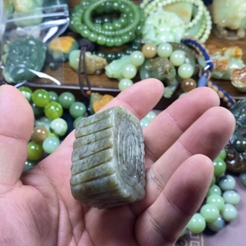 颈饰未镶嵌和田玉（糖玉）