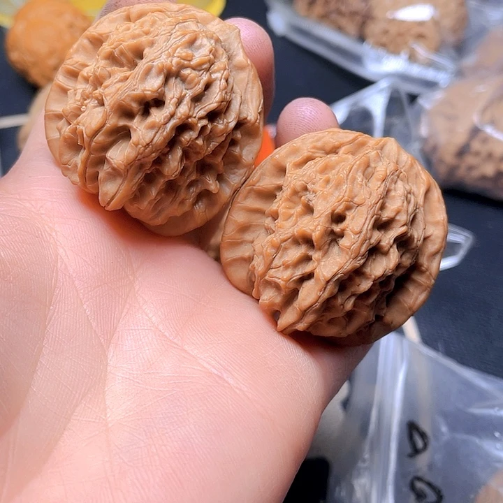 文玩核桃吊坠马老四一对