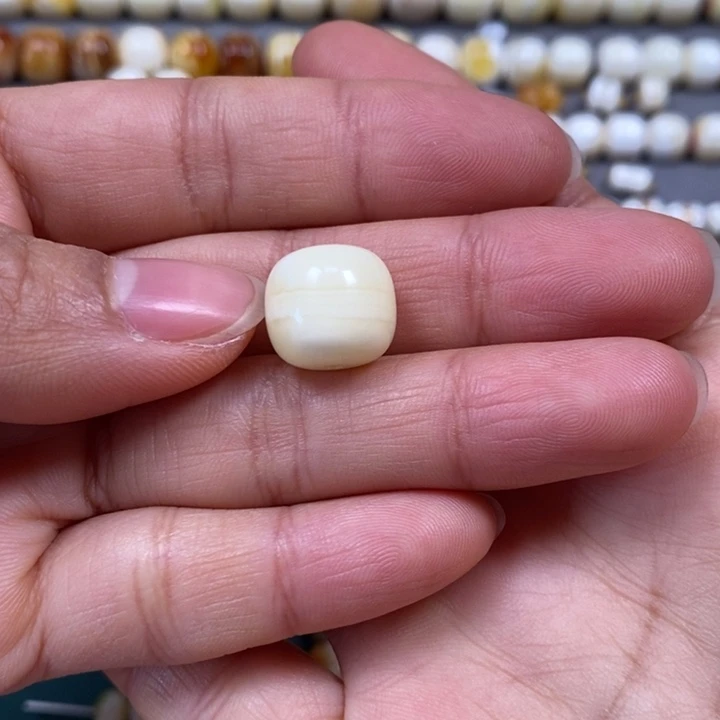 人***歌琥珀未镶嵌裸石老型