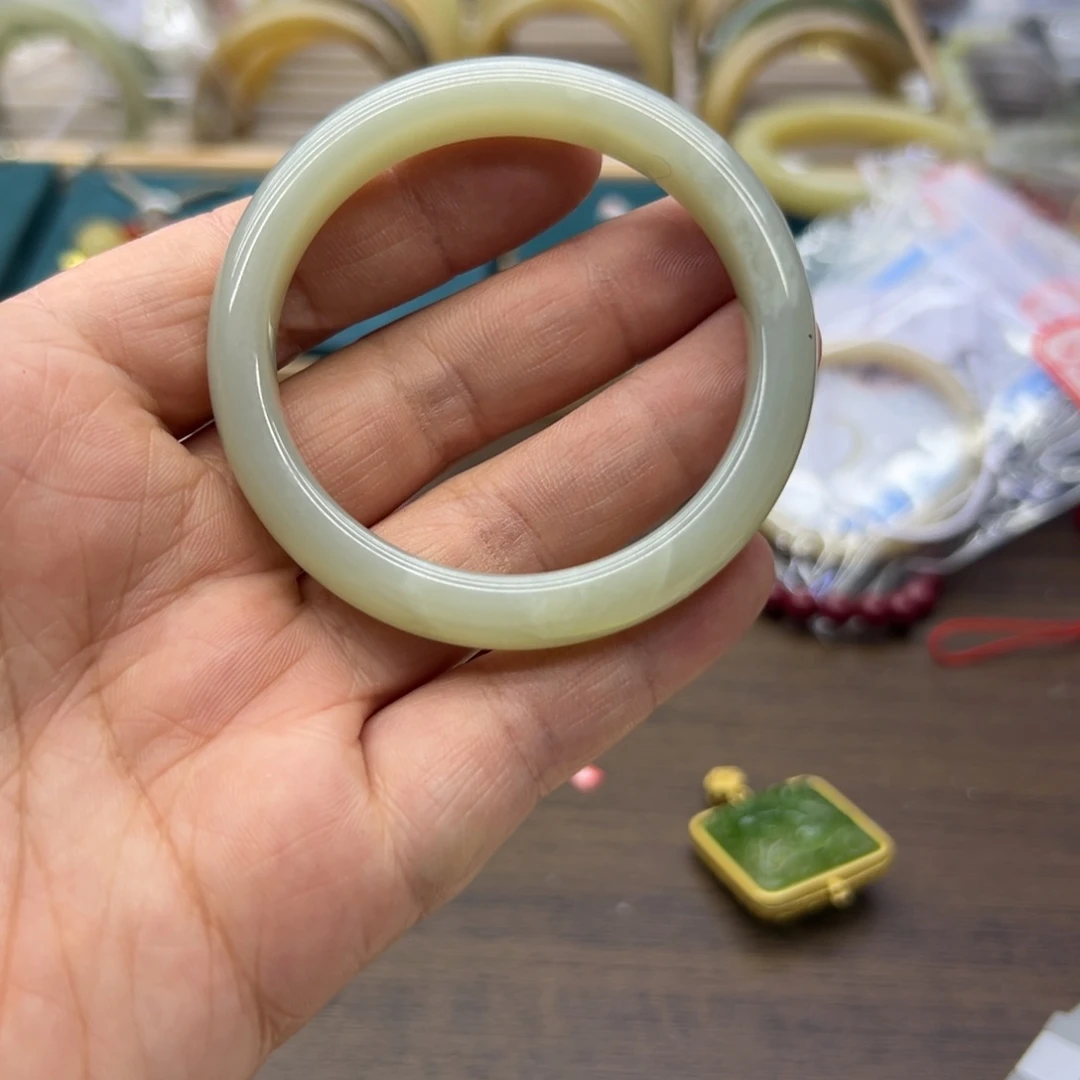 和田玉未镶嵌手镯50.9圈围95瑕