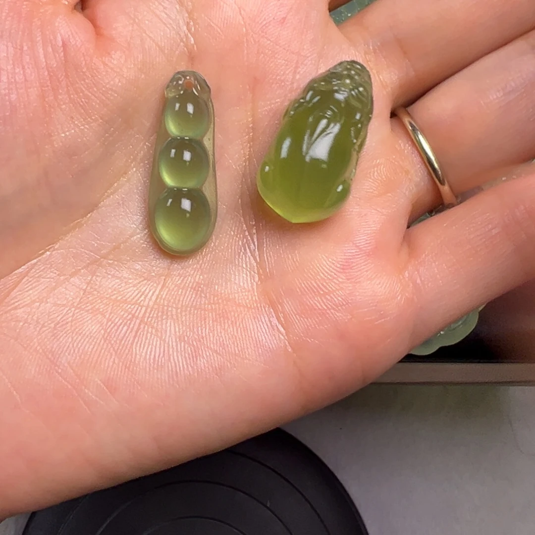 沐***沐未镶嵌蛇纹石玉颈饰