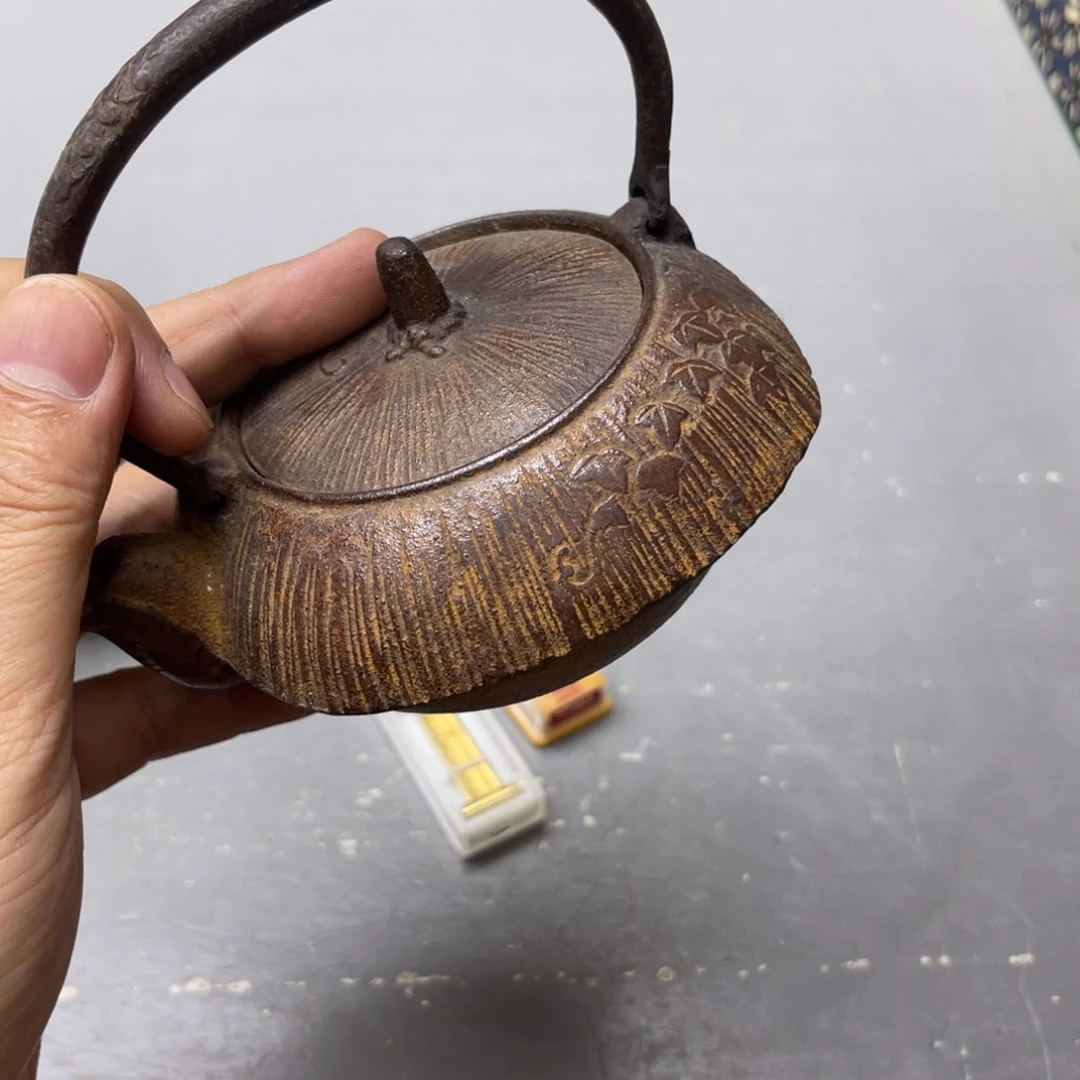岛***王瓷片密密麻麻地铺满一