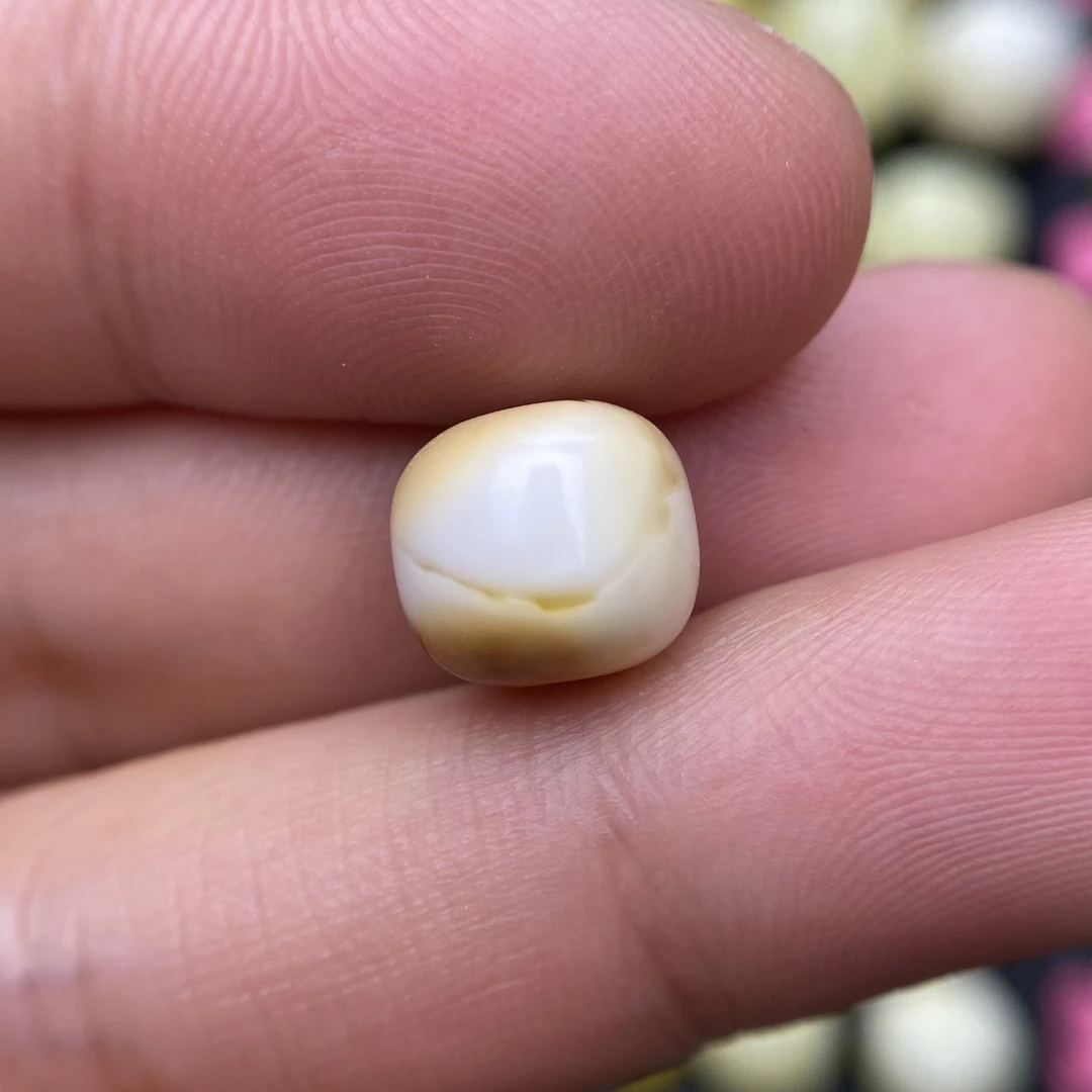 蜜蜡沁色小白蜡老型配饰9.8×8.8mm，蜡质实，保天然无优化