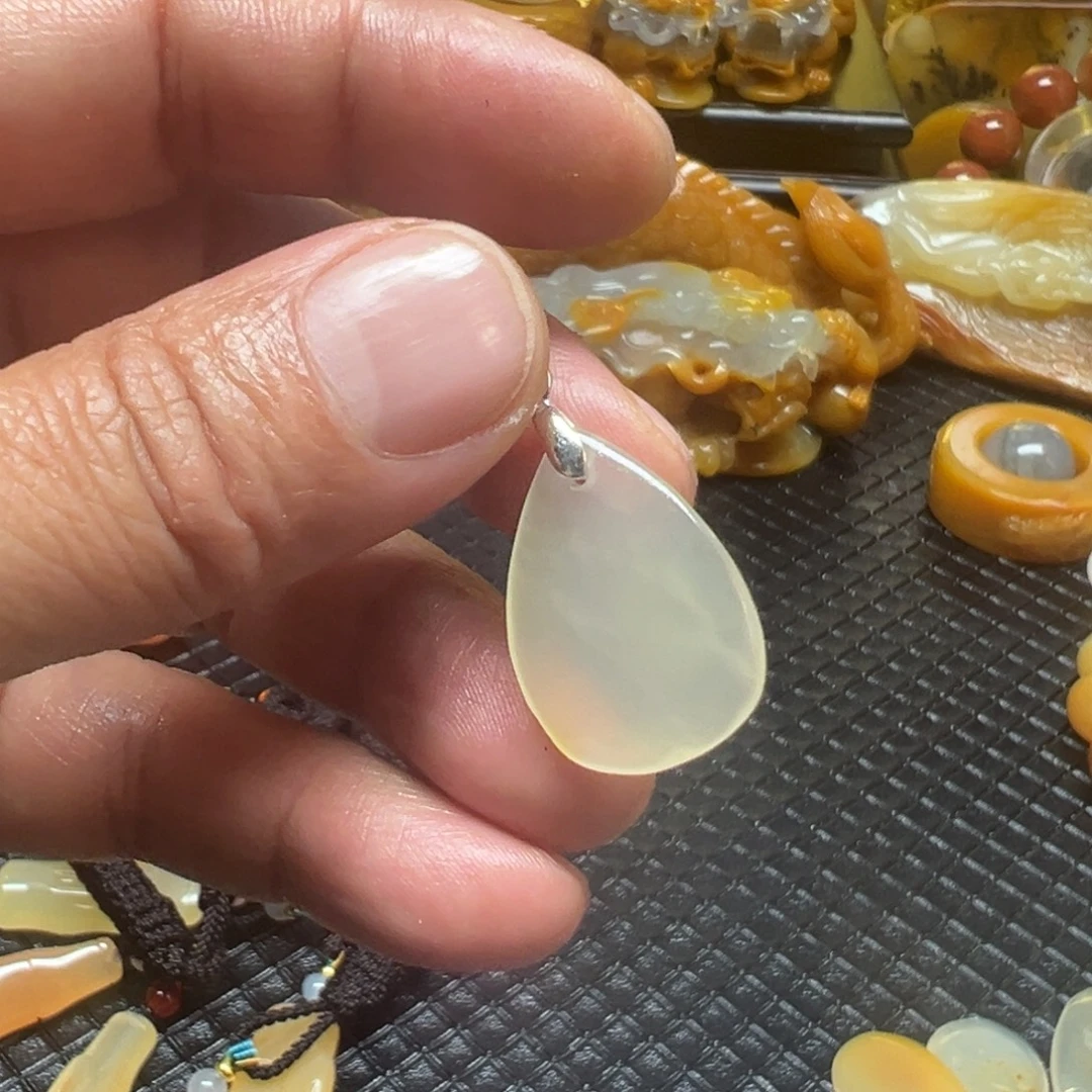 石英质玉未镶嵌颈饰