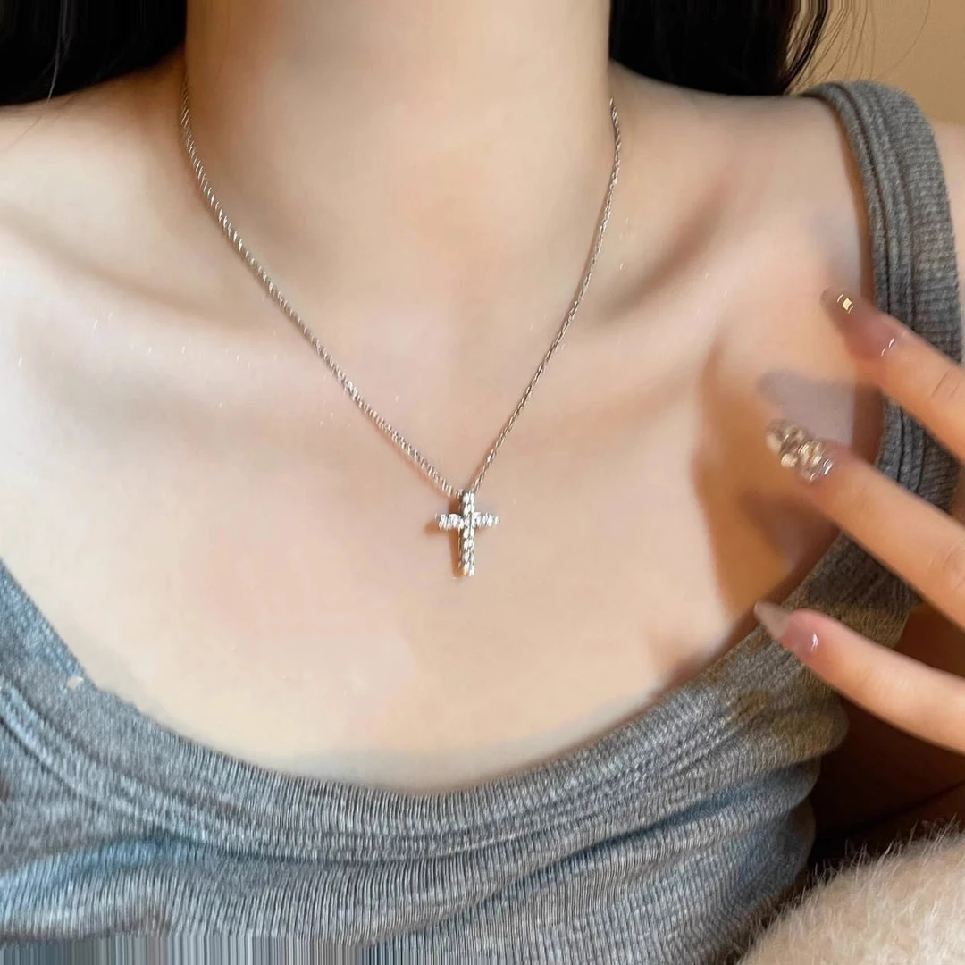 钛钢项链 闪锆十字架项链配饰女高级感设计锁骨链轻奢小众颈链