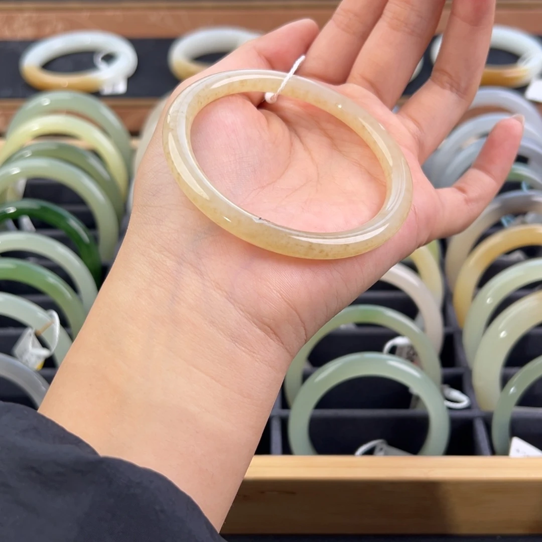 和田玉未镶嵌手镯