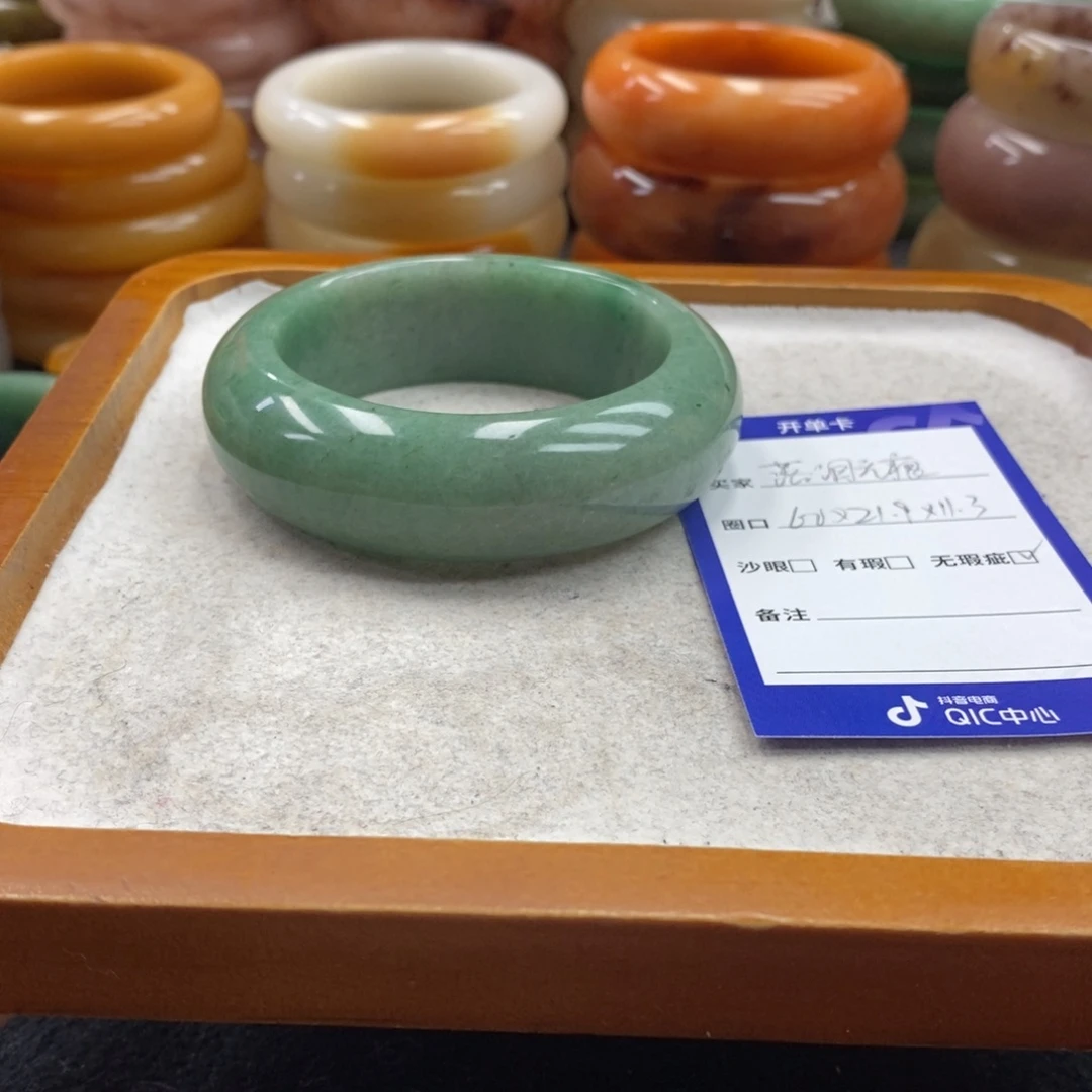 石英岩玉未镶嵌手镯（圆镯）