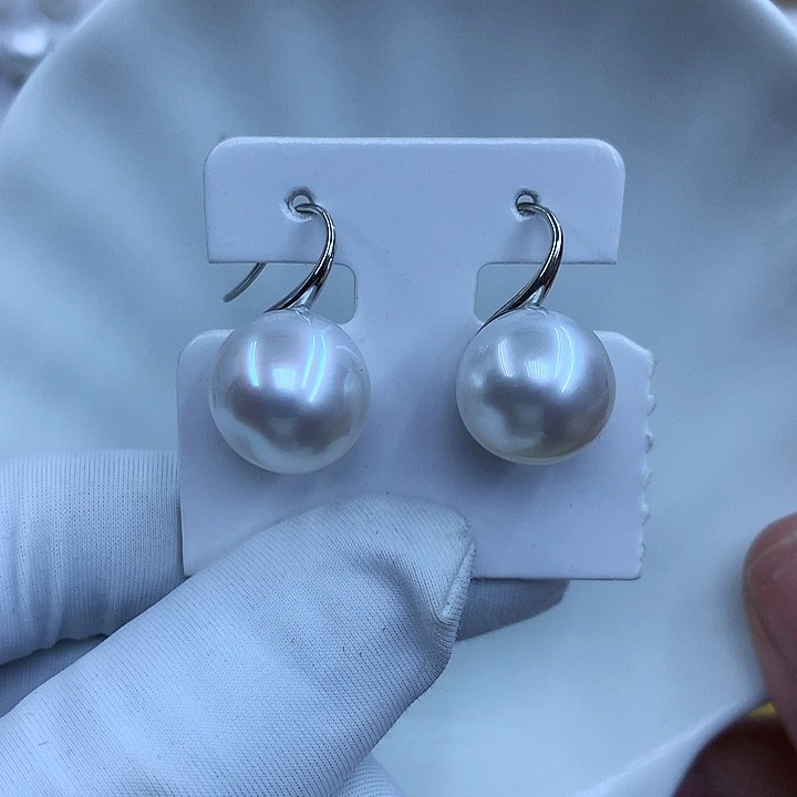 18K金镶嵌海水珍珠耳饰