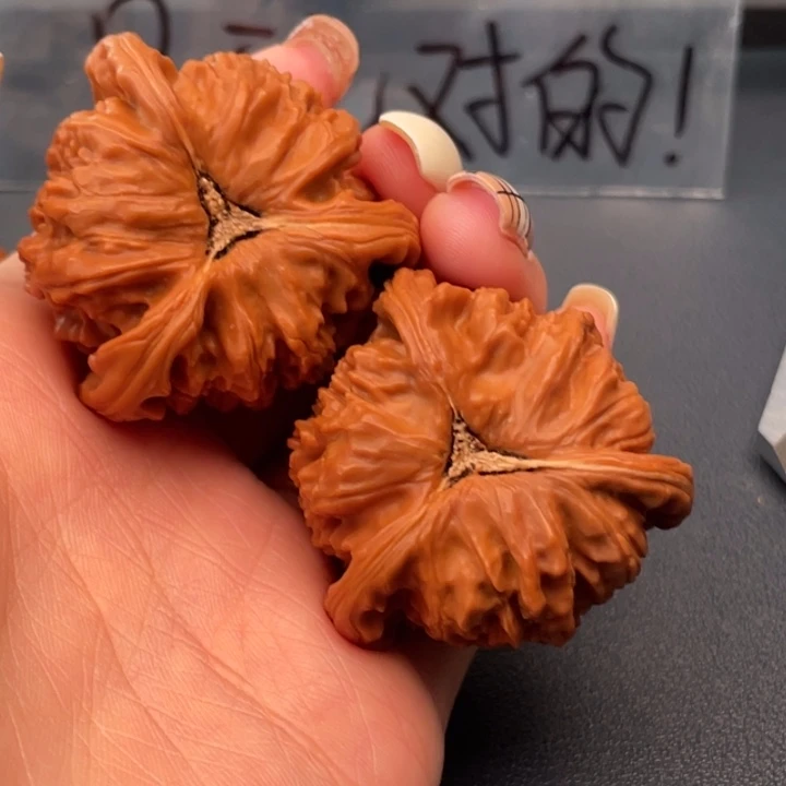 1***月文玩核桃吊坠白狮子
