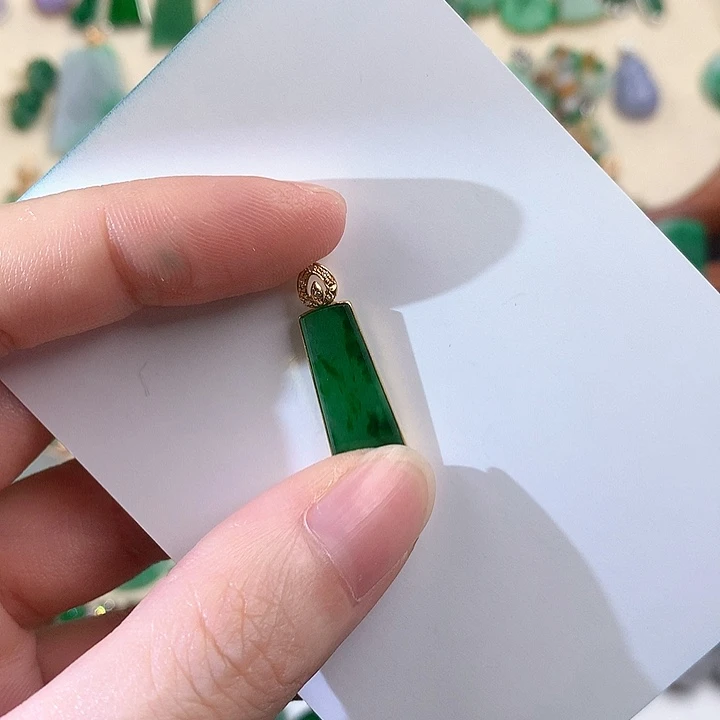 颈饰18K金镶嵌翡翠874246546788