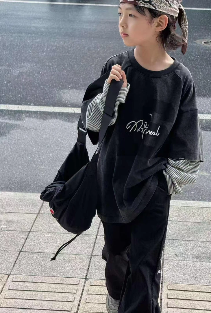 81875黑色拼条纹袖T恤