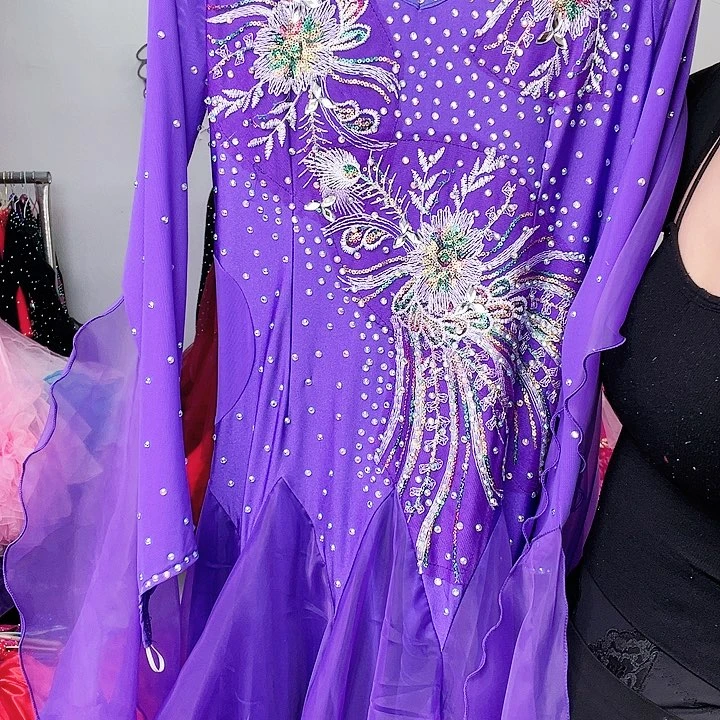 交谊舞和民族音乐表演两