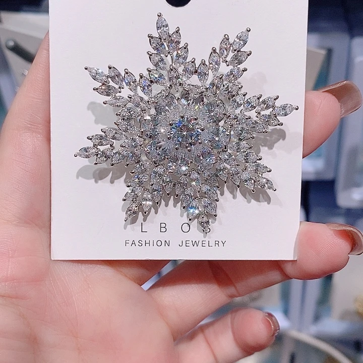 锆石铜合金雪花胸针