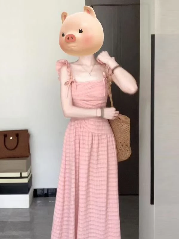 法式气质粉色吊带连衣裙子女夏季2025新款小飞袖海边度假收腰长裙