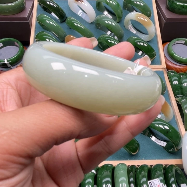 和田玉未镶嵌手镯