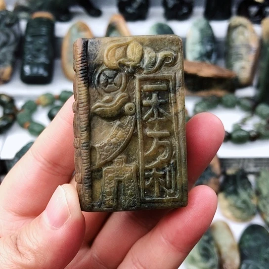 未镶嵌岫岩河磨玉（透闪石质玉）把件