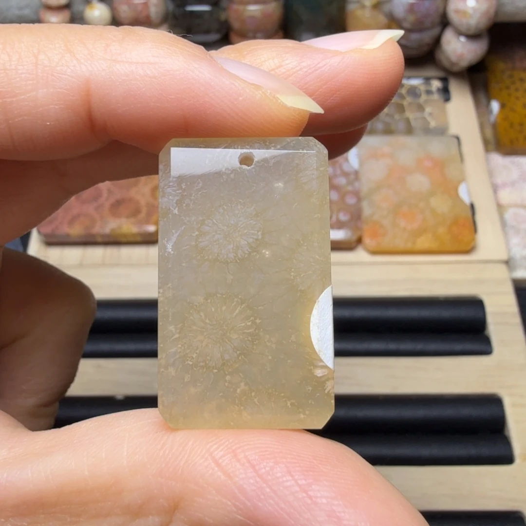 硅化玉未镶嵌光滑的糖牌牌