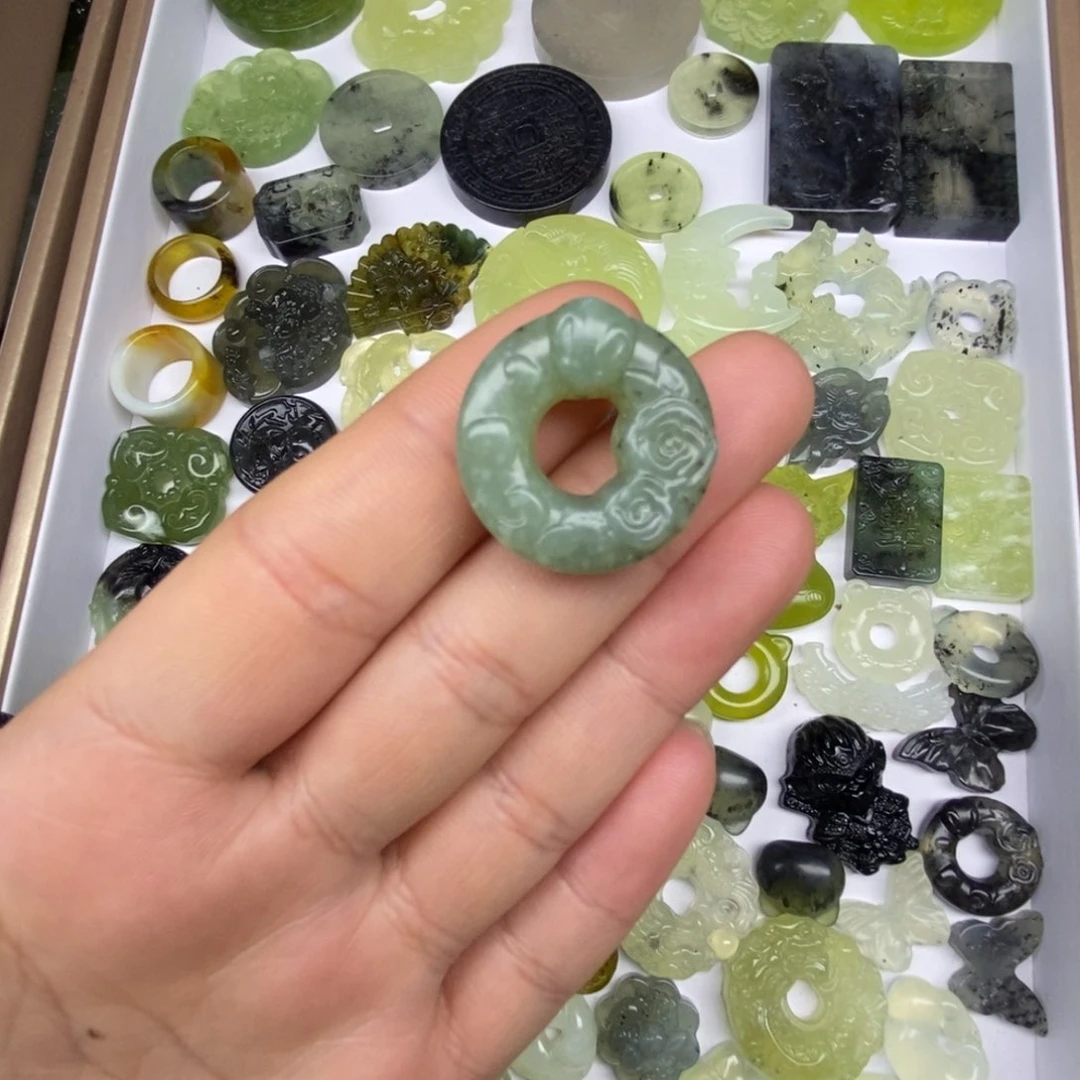 蛇纹石玉未镶嵌颈饰