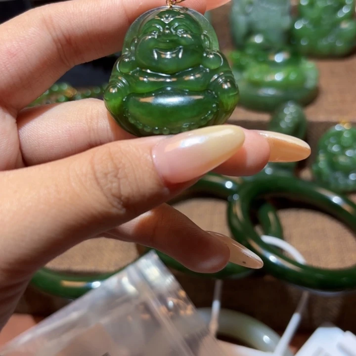 颈饰18K金镶嵌和田玉（碧玉）