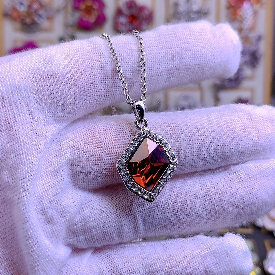 铜合金仿水晶胸针