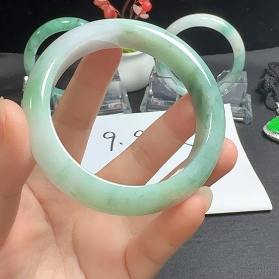 翡翠手镯未镶嵌翡翠