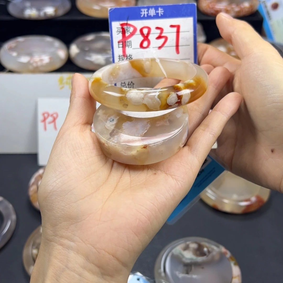 小***儿石英质玉未镶嵌手镯