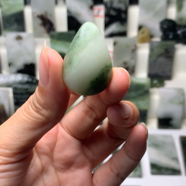 独山玉未镶嵌颈饰