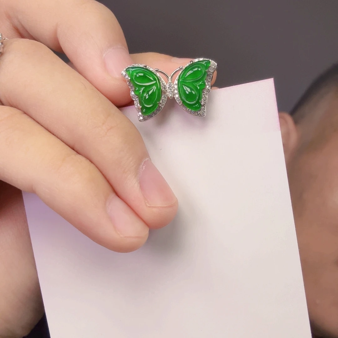 翡翠未镶嵌颈饰一件