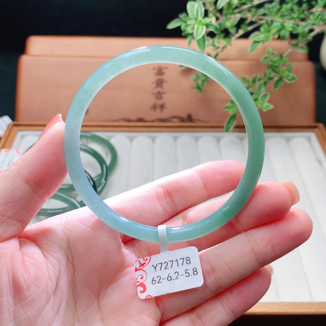 未镶嵌手镯（圆镯）翡翠