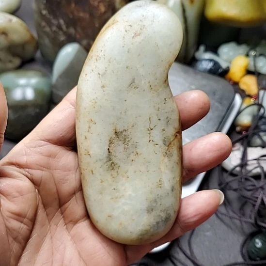 和田玉未镶嵌把件