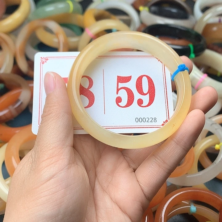 未镶嵌石英质玉（黄龙玉）手镯