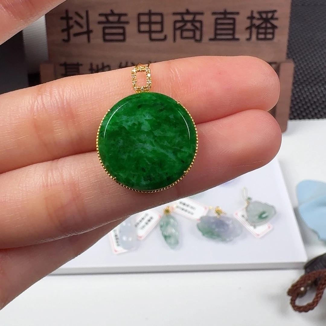 翡翠18K金镶嵌颈饰