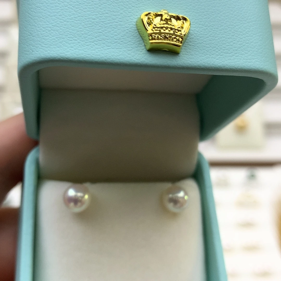 莫***非18K金镶嵌淡水珍珠耳饰